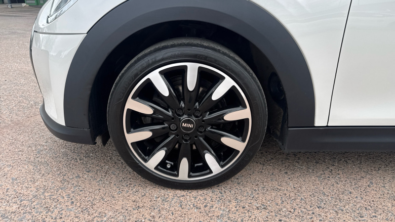 MINI Hatchback 1.5 Cooper Exclusive Premium 3dr Auto Petrol Hatchback